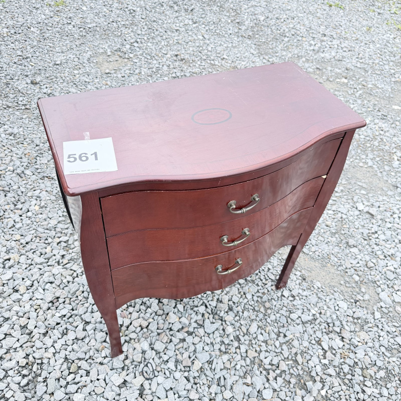 Lot 561: Vintage mahogany serpentine-front 3-drawer chest/nightstand with inlaid top medallion