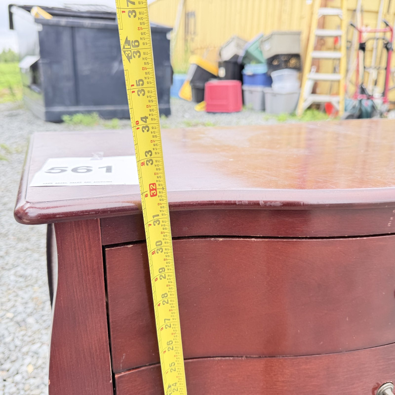 Lot 561: Vintage mahogany serpentine-front 3-drawer chest/nightstand with inlaid top medallion